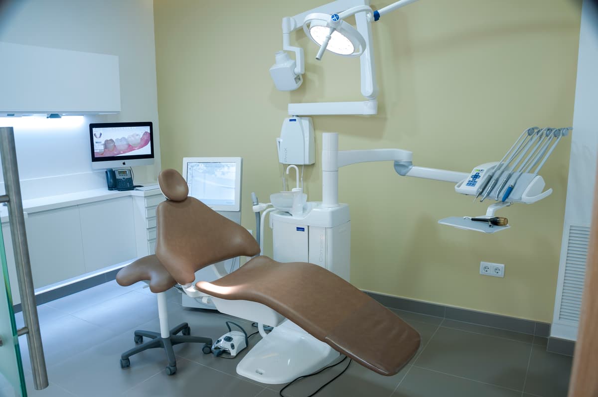 Sala de tratamiento dental con equipamiento de última generación en un entorno funcional y cómodo.