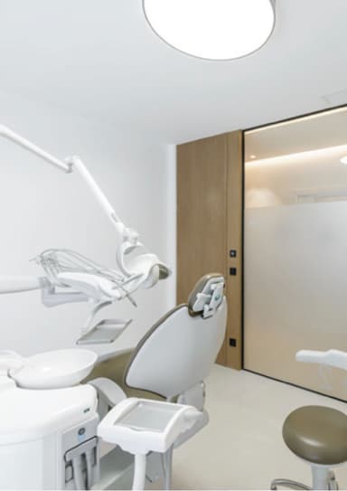 Consultorio odontológico moderno en Madrid con diseño funcional y equipamiento avanzado para clínicas dentales