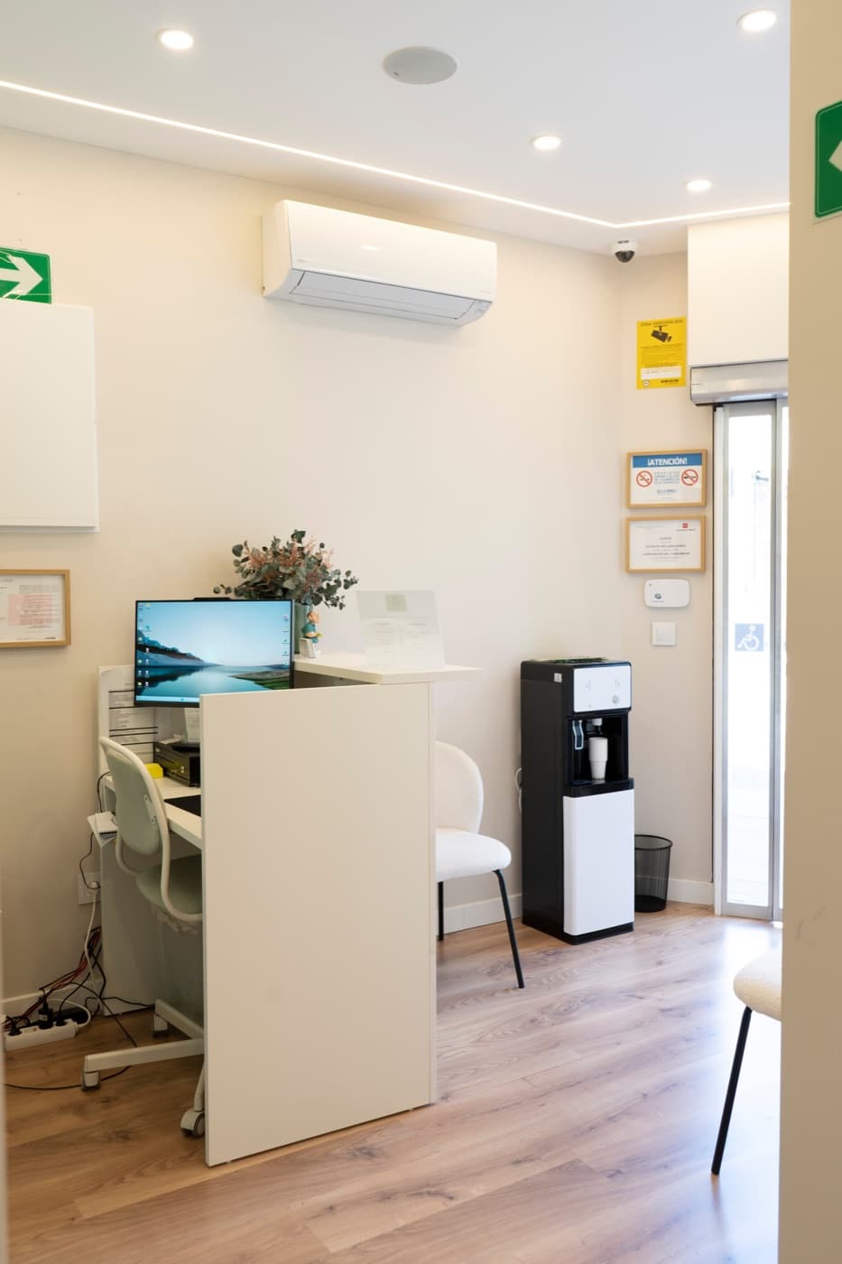 Box odontológico en clínica dental de Madrid con diseño limpio, acabados en madera y materiales de calidad.