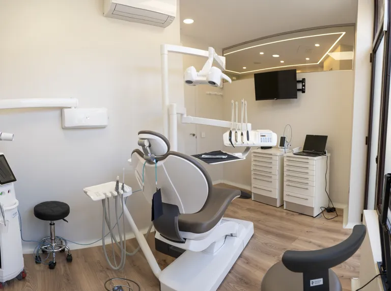 Clínica dental Cuciniello & Álvarez en Torrelodones, después de la reforma — imagen 11